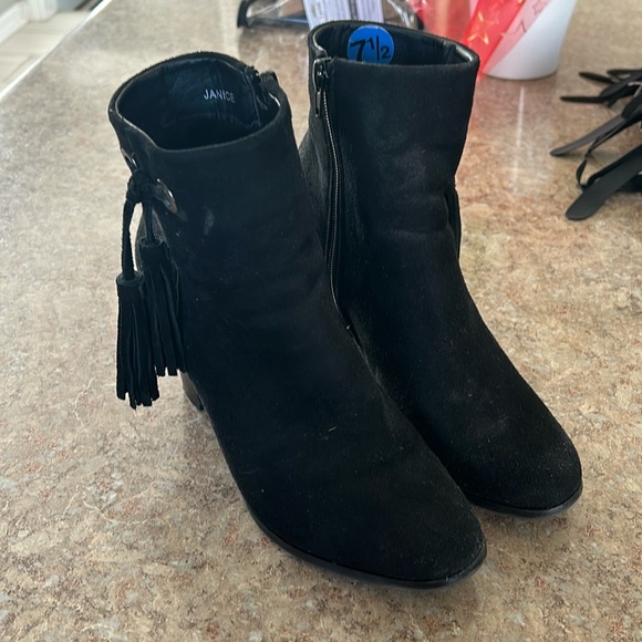 Adoreable ankle boots with fringe - Picture 1 of 5